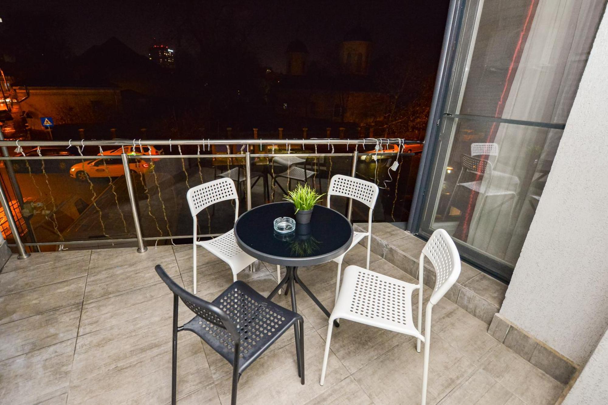 Dracula Adventure Tours Accommodation Bucarest Extérieur photo