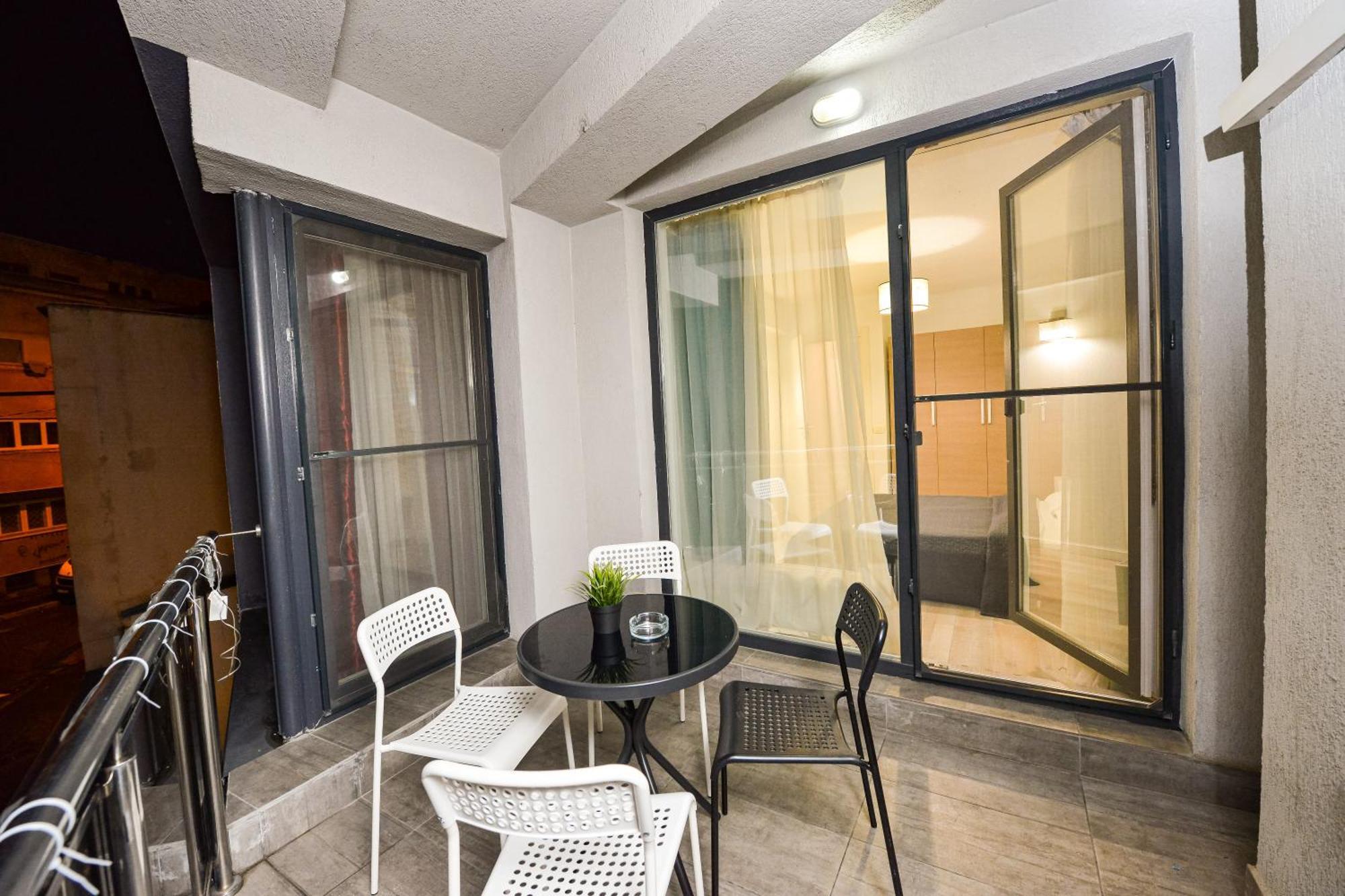 Dracula Adventure Tours Accommodation Bucarest Extérieur photo