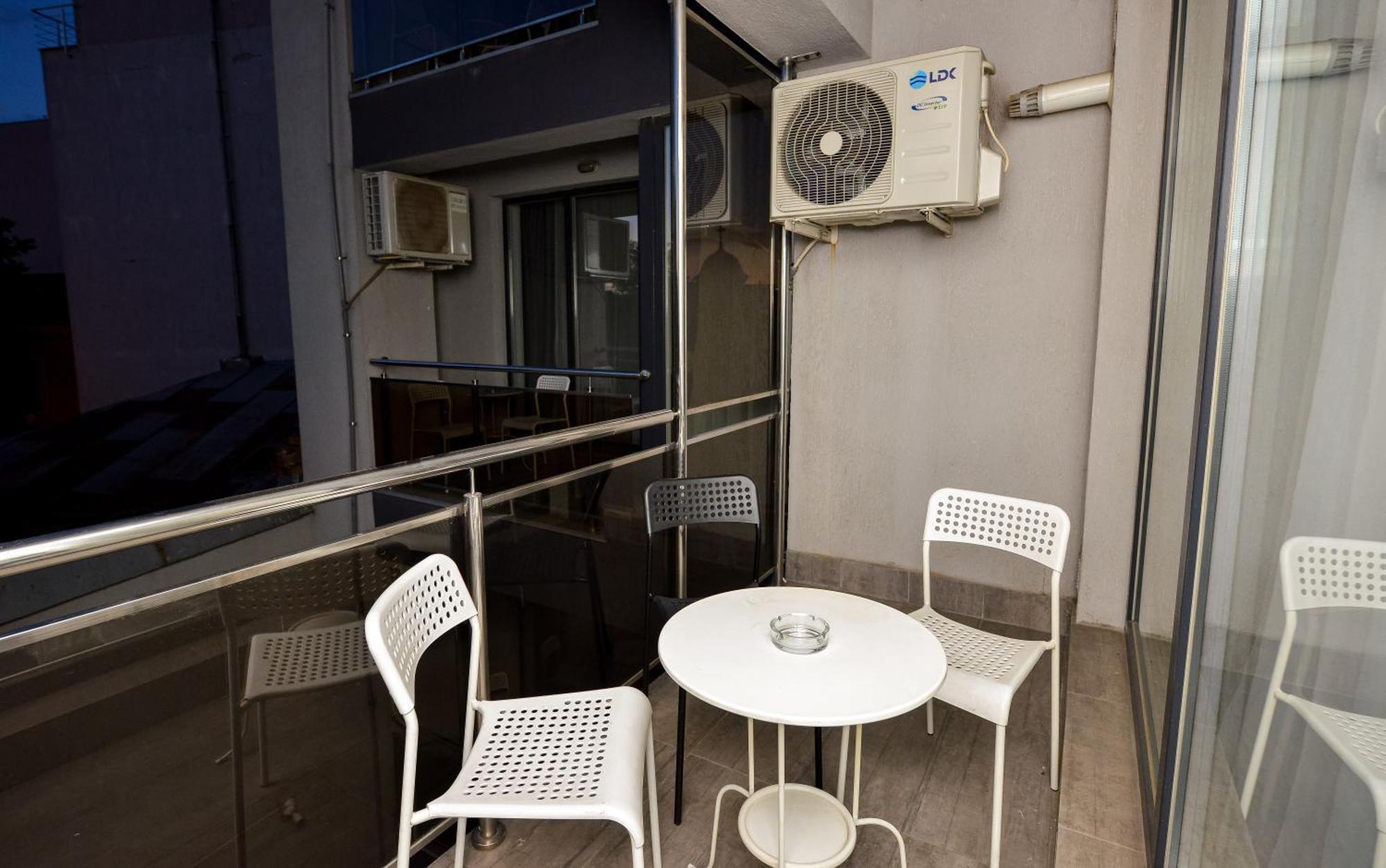 Dracula Adventure Tours Accommodation Bucarest Extérieur photo