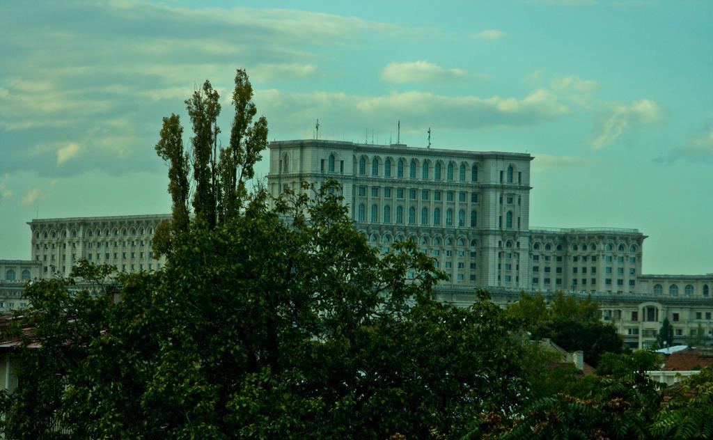 Dracula Adventure Tours Accommodation Bucarest Extérieur photo