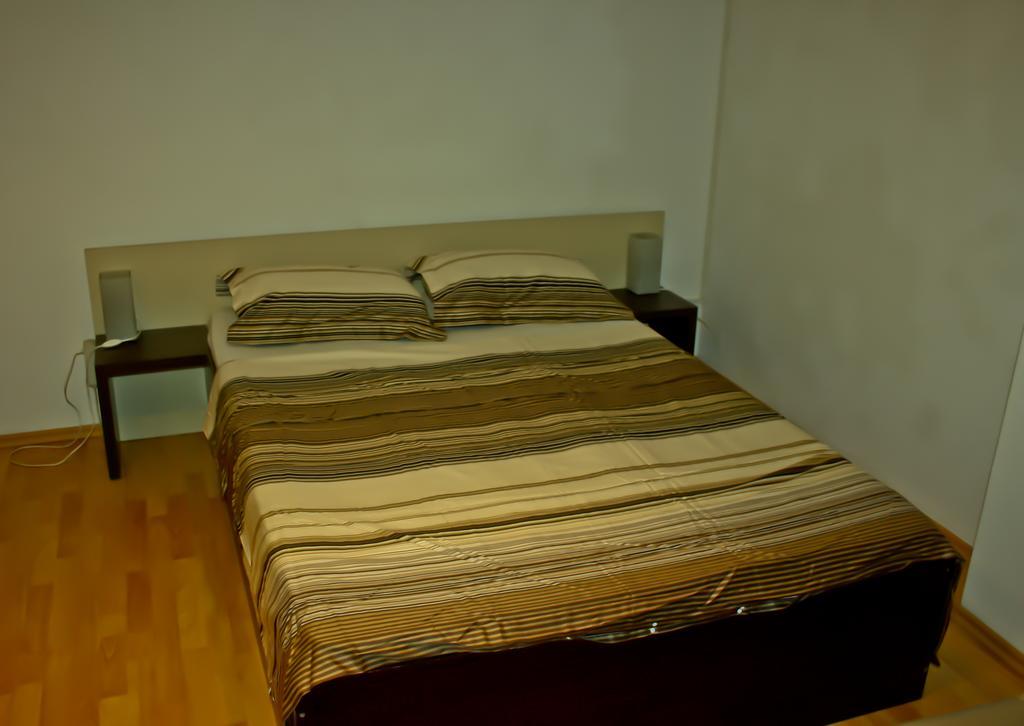 Dracula Adventure Tours Accommodation Bucarest Extérieur photo